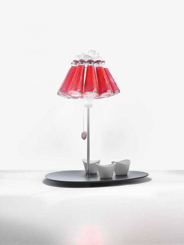 Campari Lampe: Ingo Maurer Tischleuchte mit Campari Flaschen als Lampenschirm und Eiswürfeln.